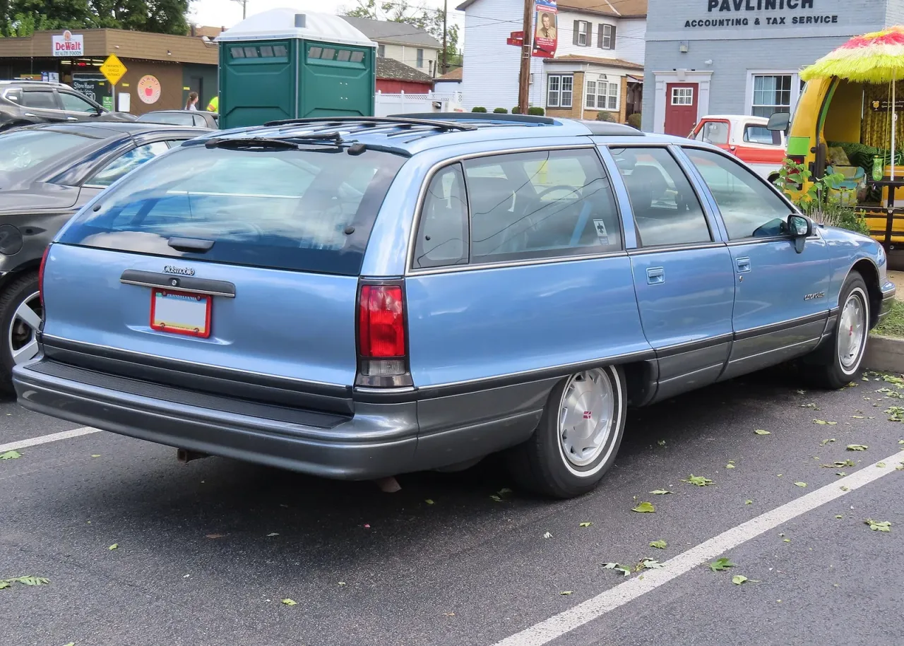 Oldsmobile Custom Cruiser, rear