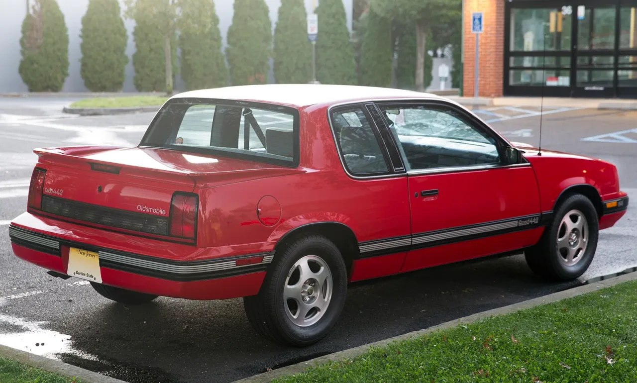 Oldsmobile Cutlass Calais, rear