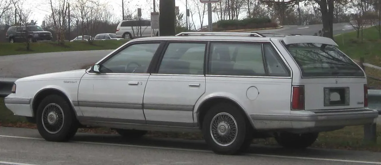 Oldsmobile Cutlass Cruiser, rear