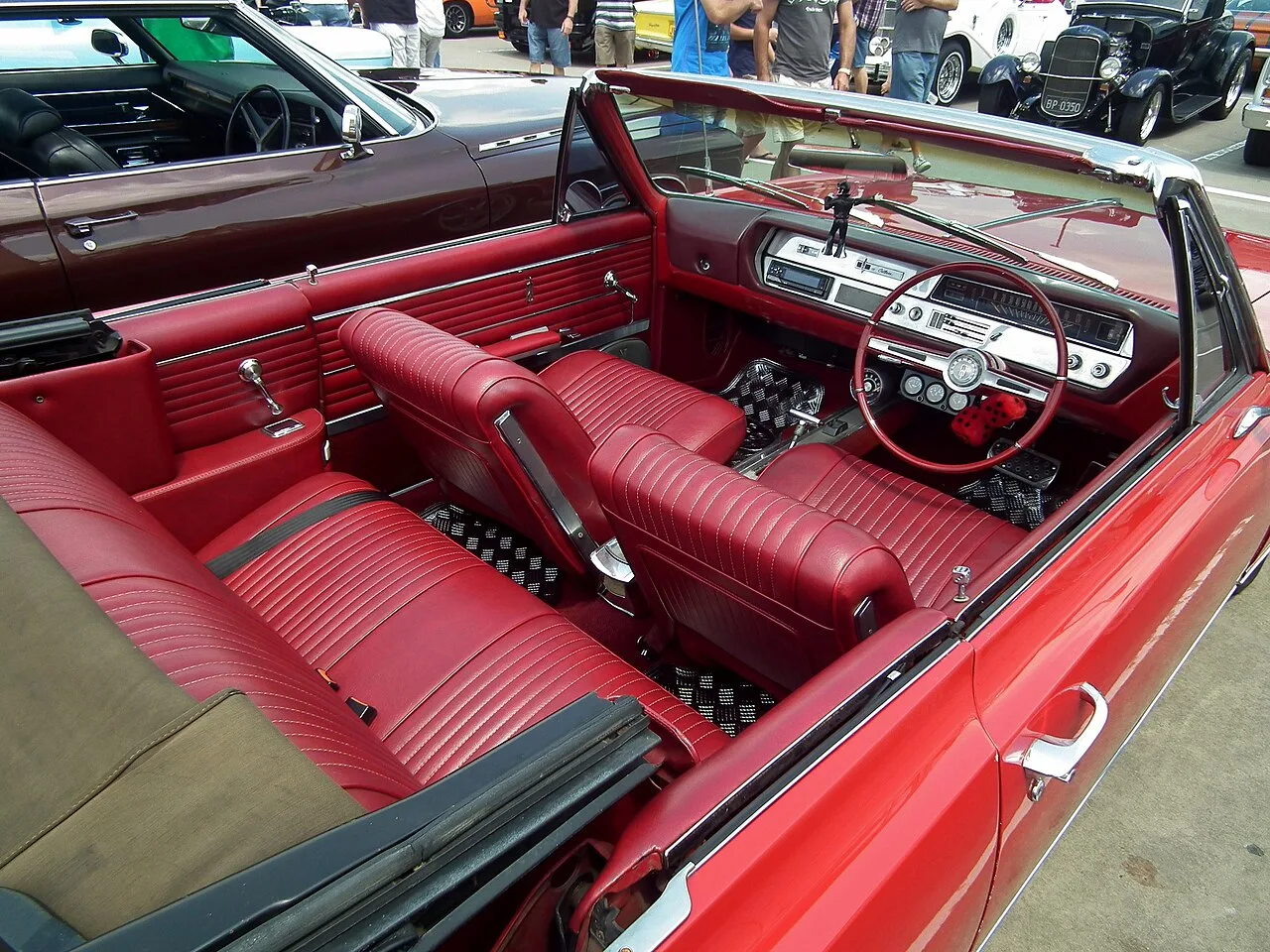 Oldsmobile Cutlass, interior