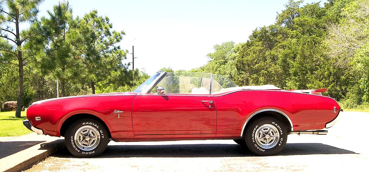 Oldsmobile Cutlass Hurst/Olds, side