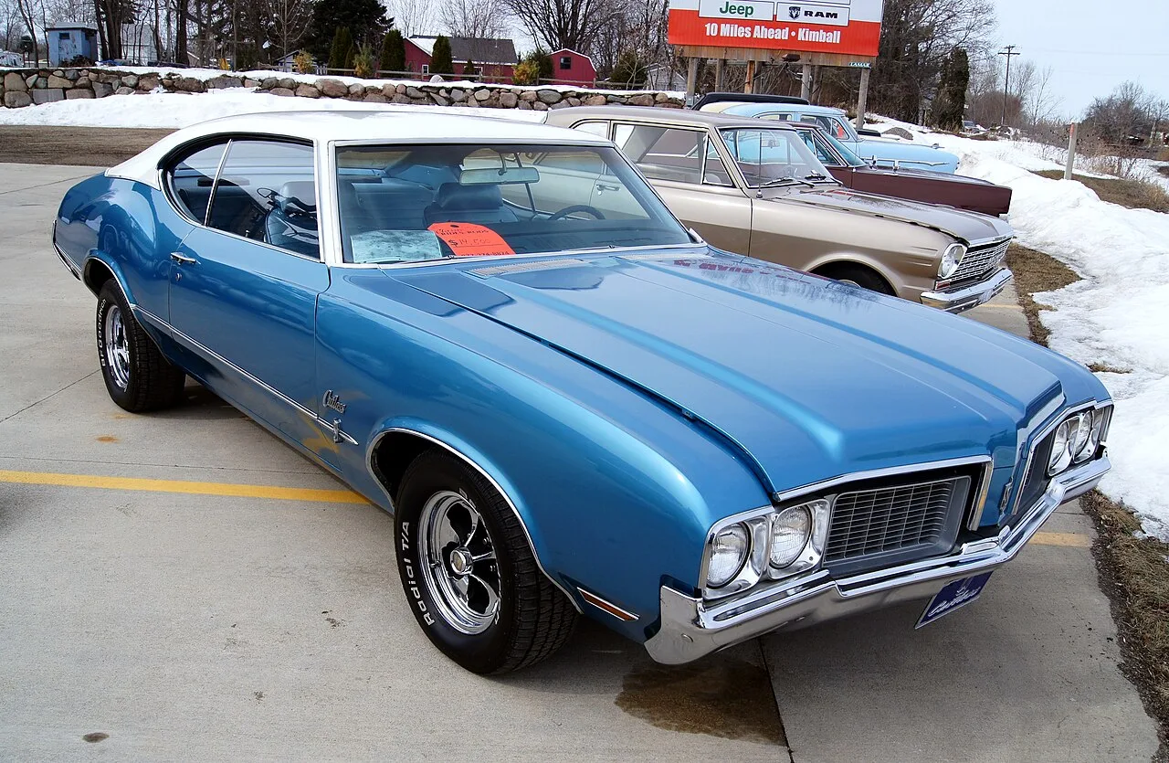 Oldsmobile Cutlass, interior