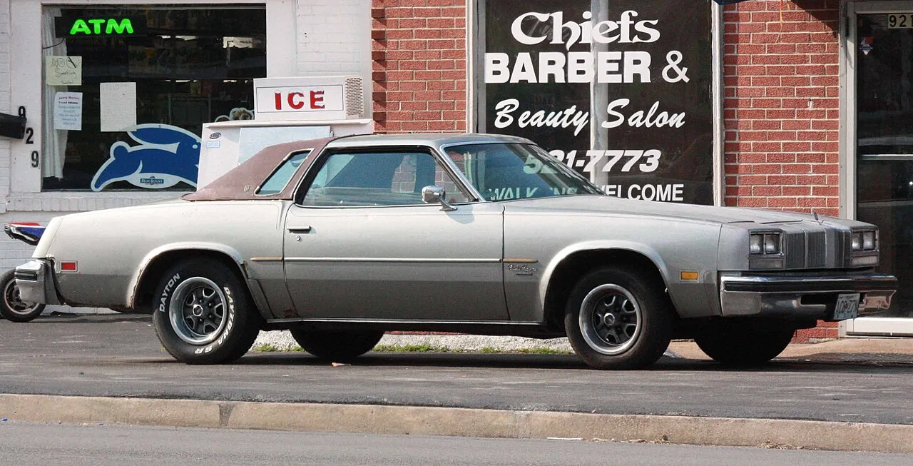 Oldsmobile Cutlass Hurst/Olds, side