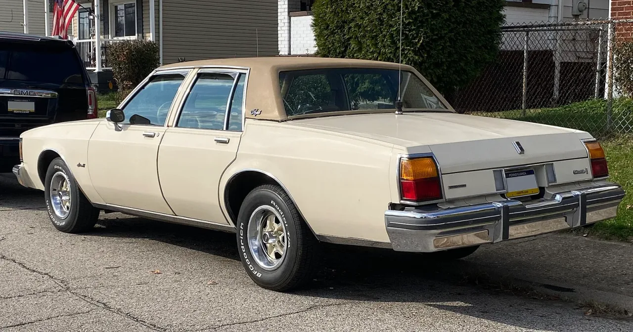 Oldsmobile Delta 88 Royale, rear