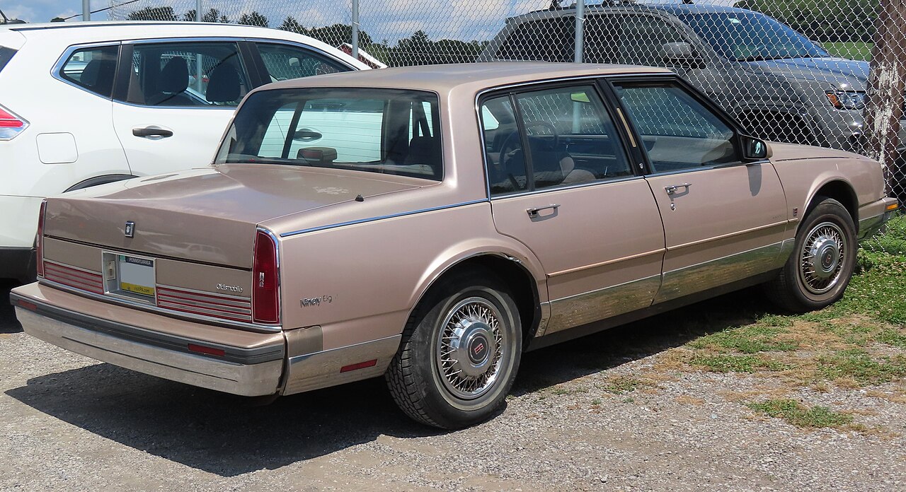 Oldsmobile Ninety-Eight/Touring, rear