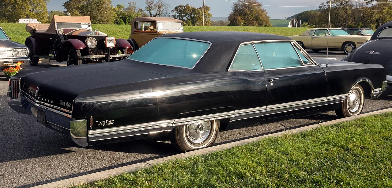 Oldsmobile Ninety-Eight, rear