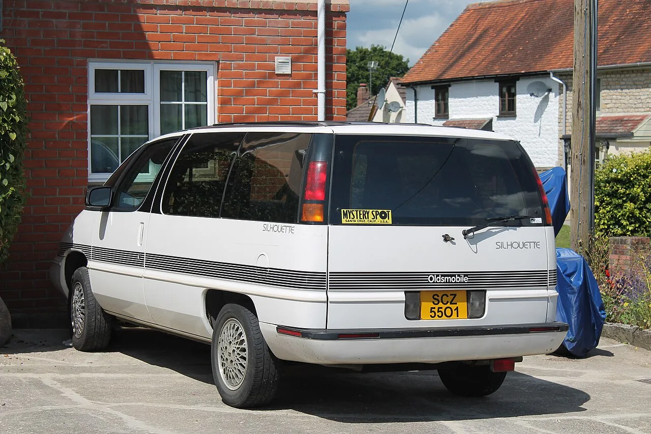 Oldsmobile Silhouette, rear