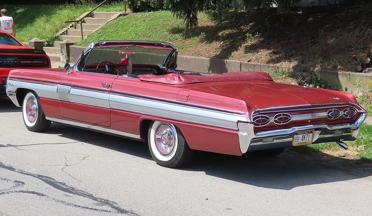 Oldsmobile Starfire, rear