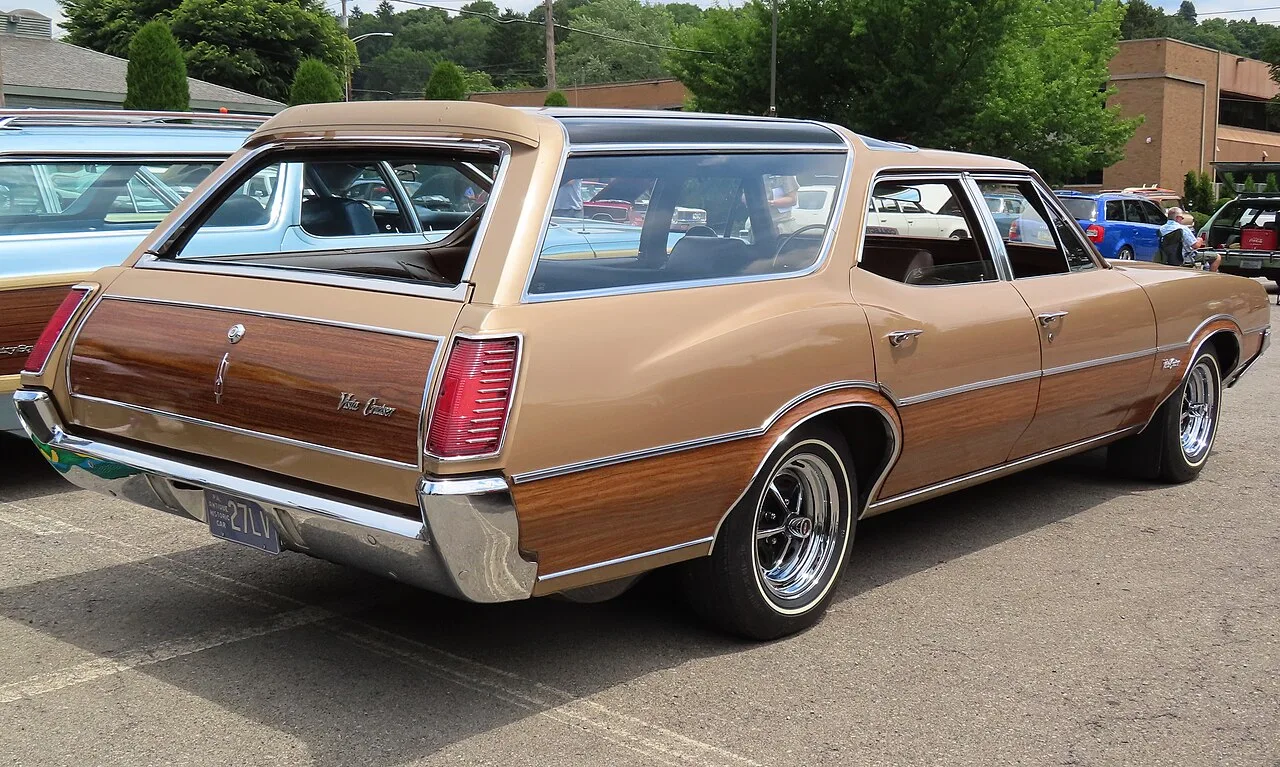 Oldsmobile Vista Cruiser, rear