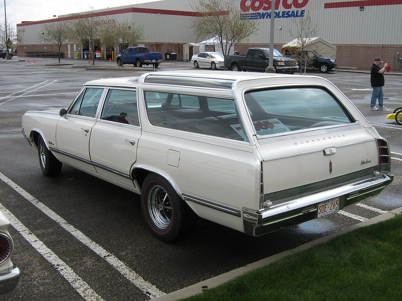 Oldsmobile Vista Cruiser, rear