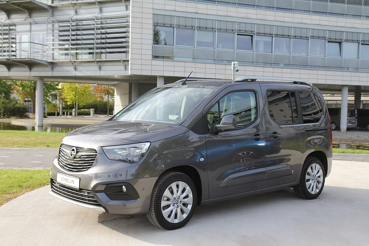 Opel Combo E, side