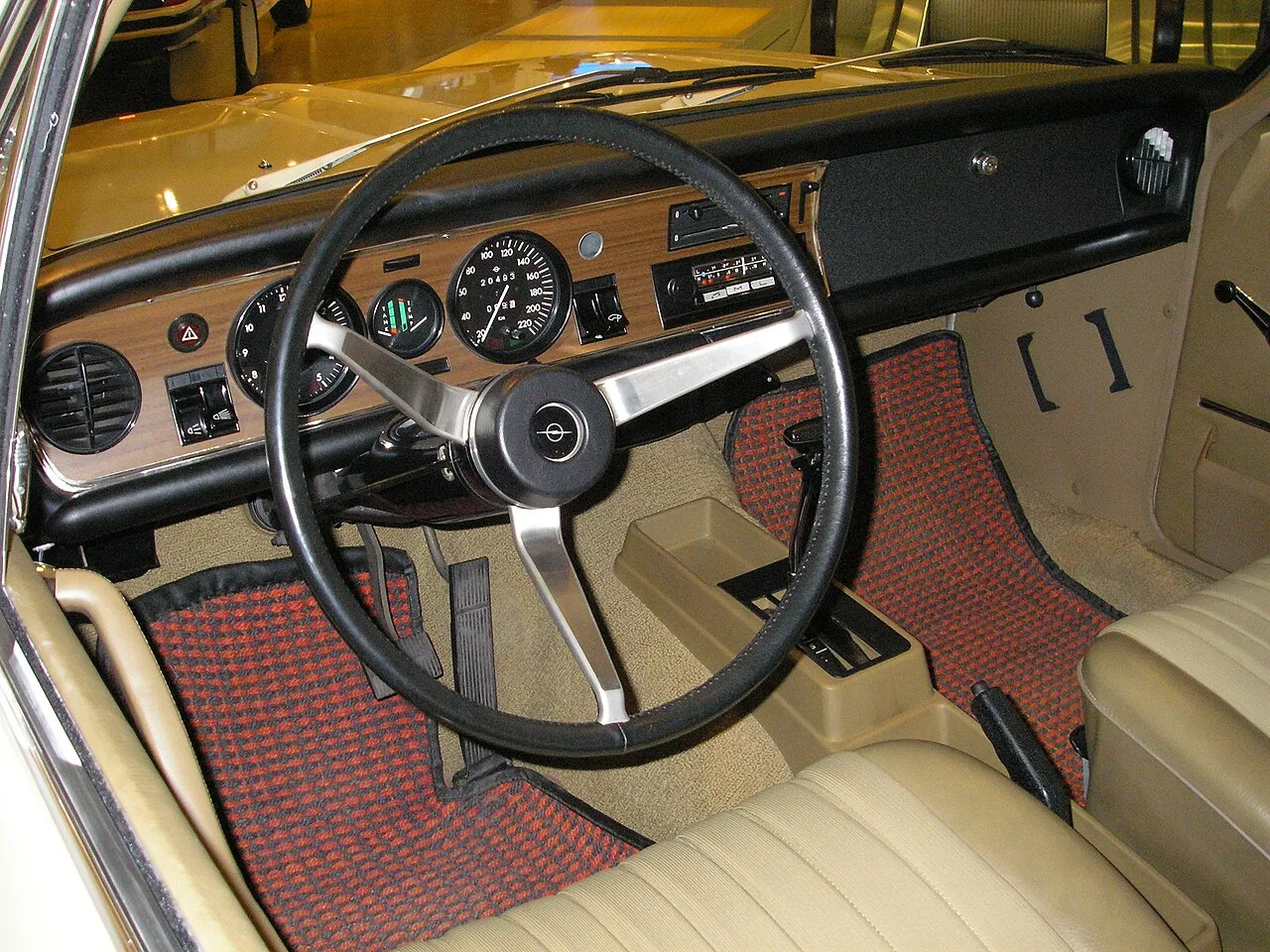 Opel Commodore A, interior