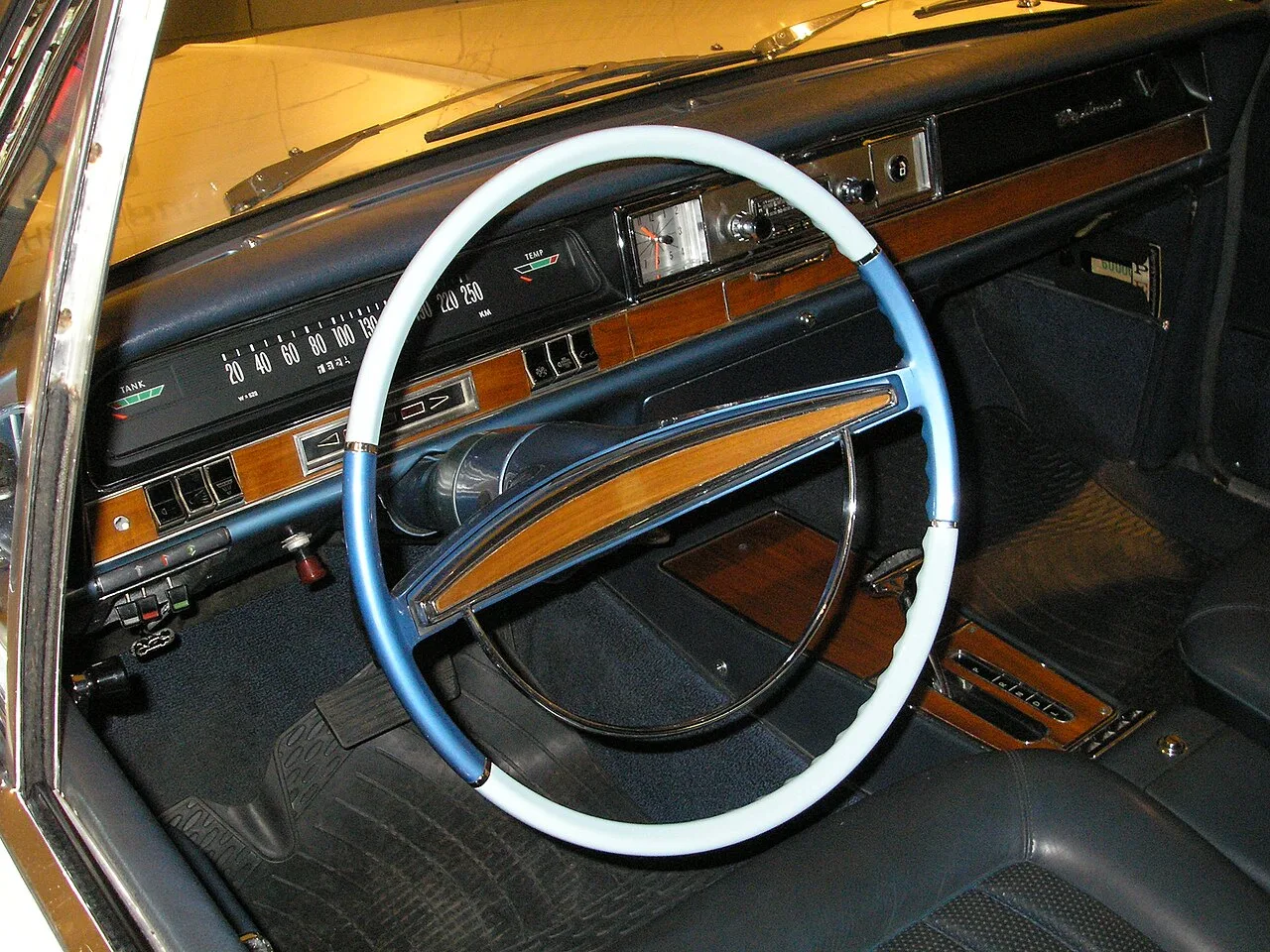 Opel Diplomat A, interior