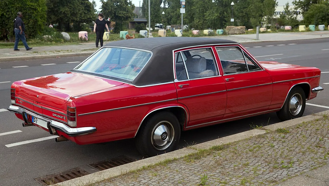 Opel Diplomat B, rear
