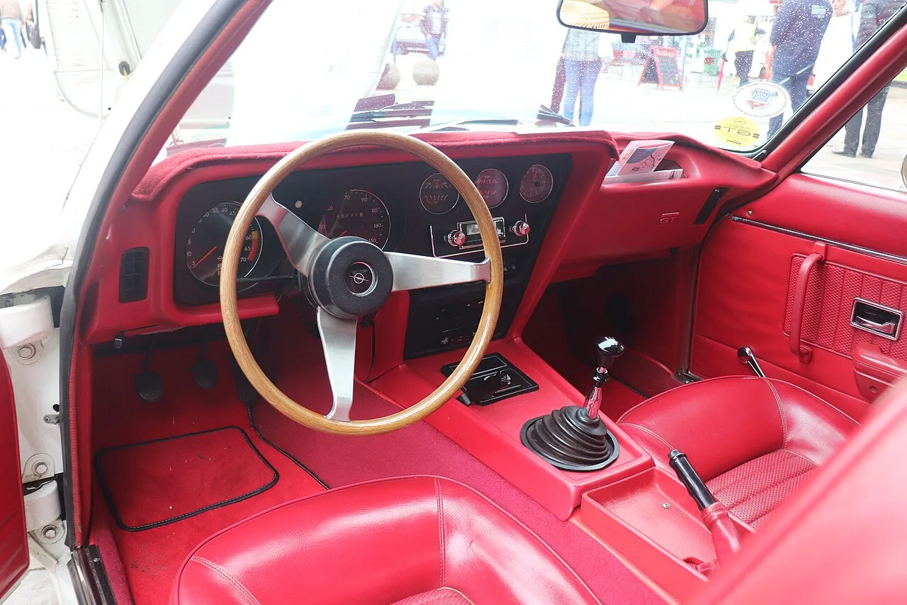 Opel GT, interior