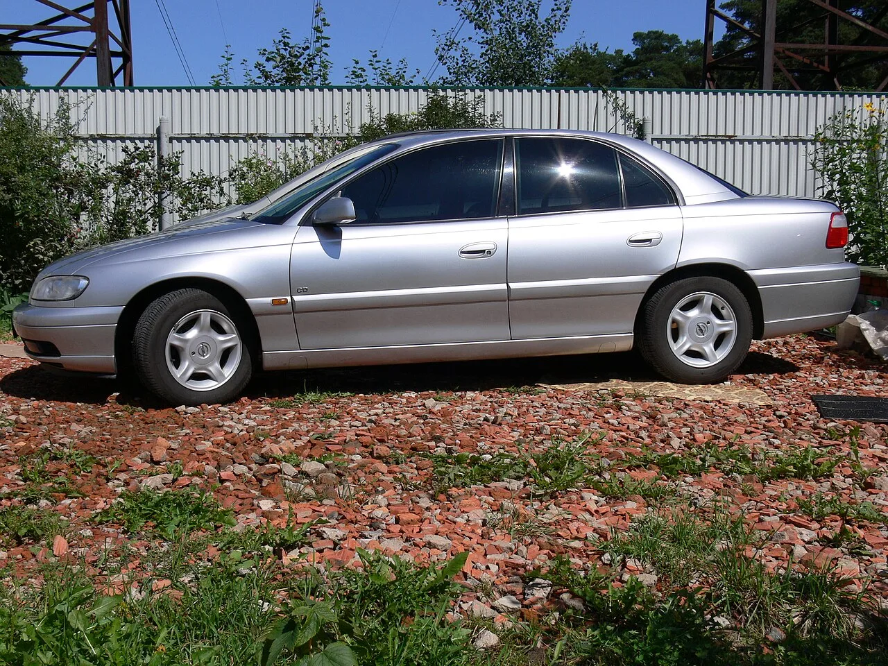 Opel Omega B, side