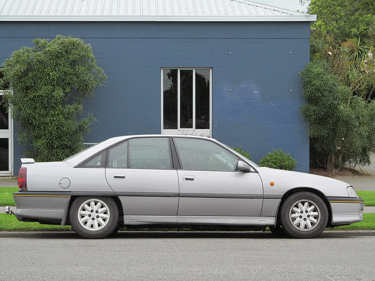 Opel Omega A, side