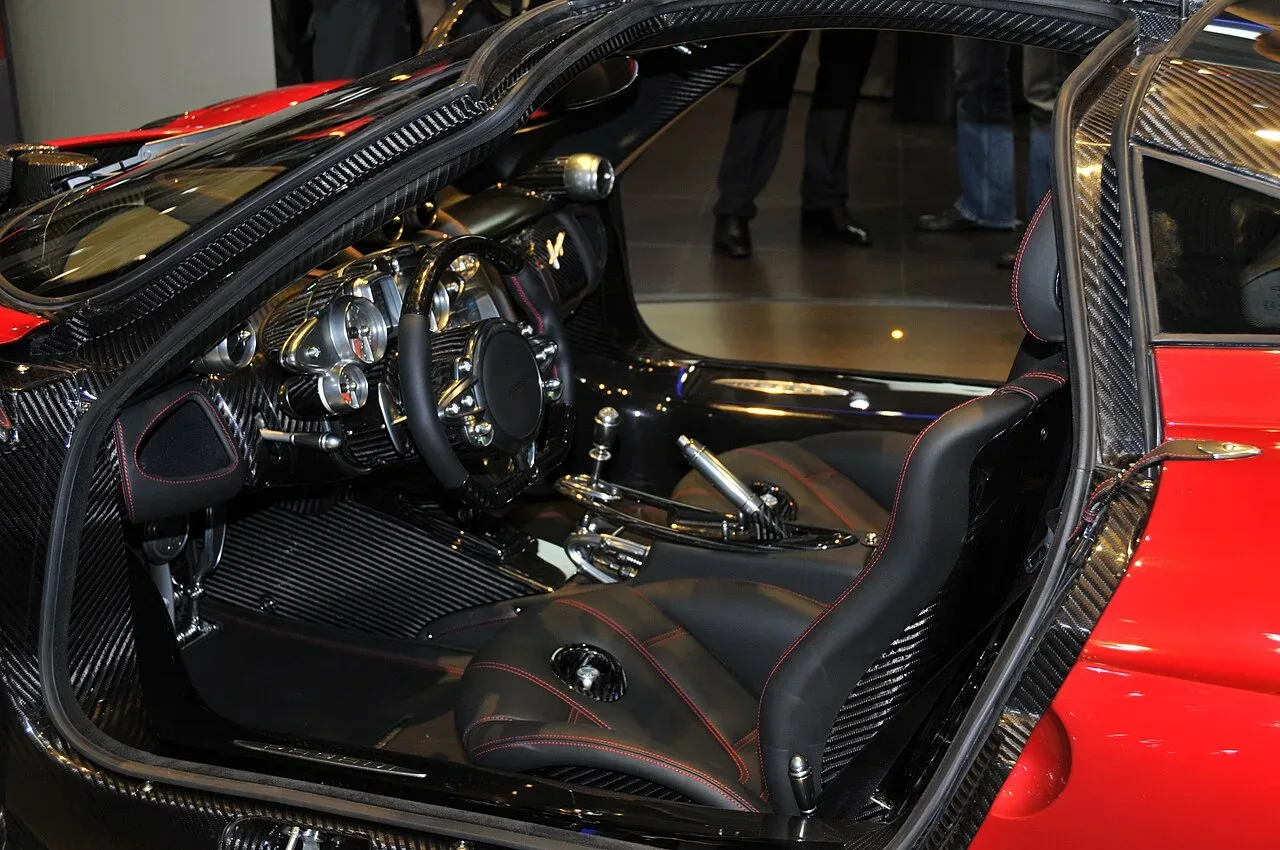 Pagani Huayra, interior