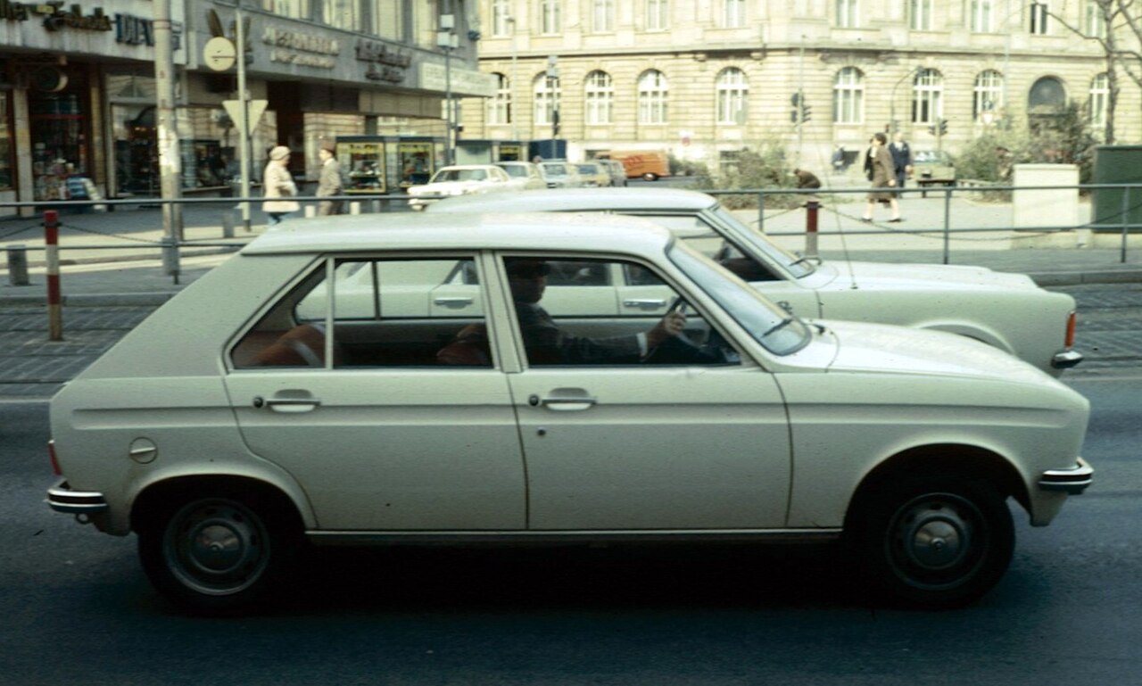 Peugeot 104, side