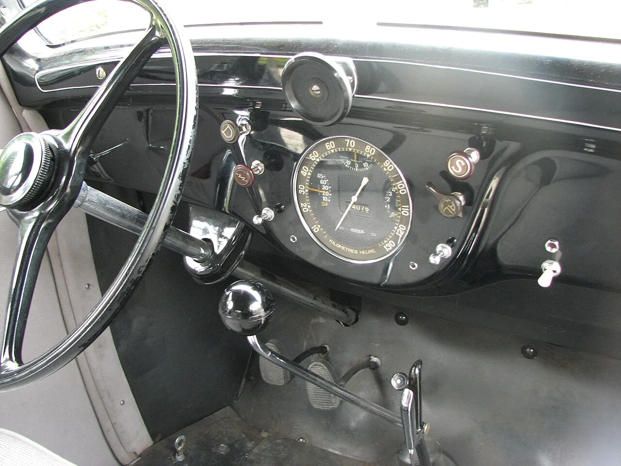 Peugeot 201, interior