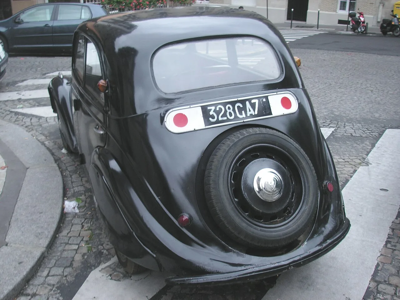 Peugeot 202, rear