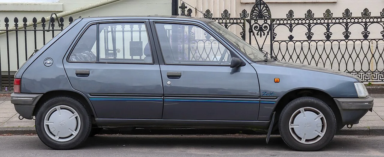 Peugeot 205, side