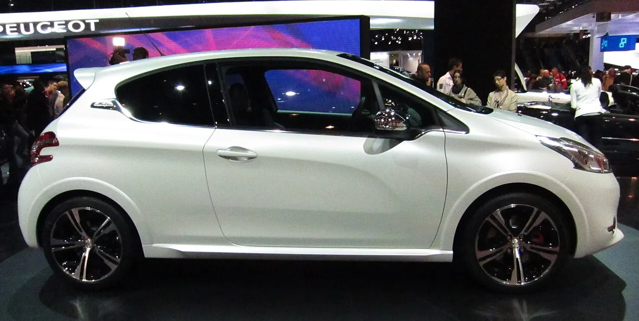 Peugeot 208, side
