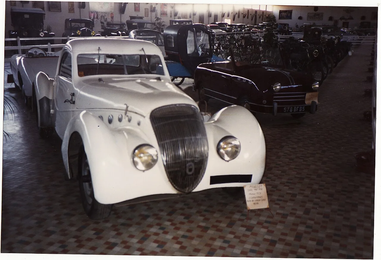 Peugeot 302, rear