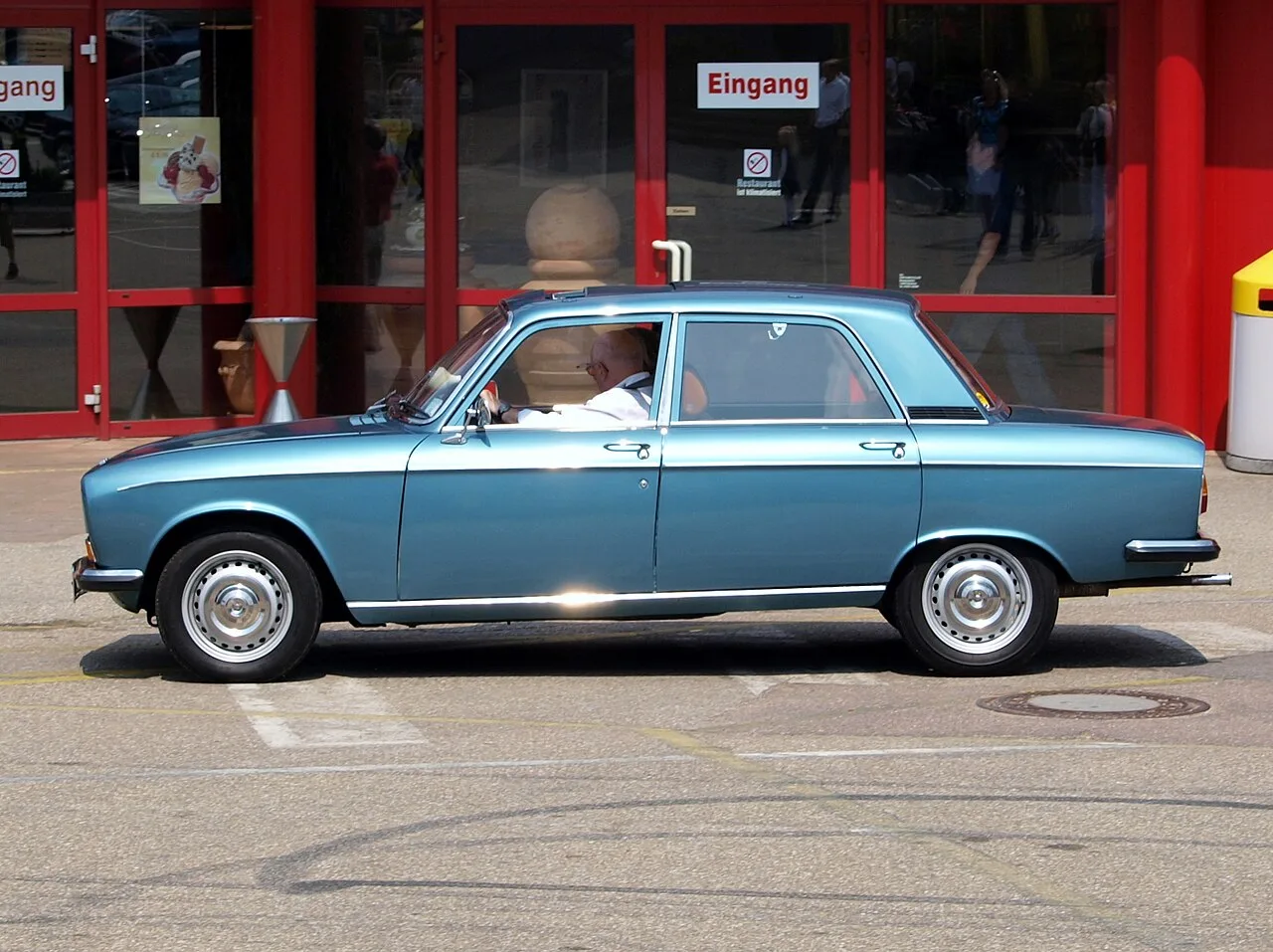 Peugeot 304, side