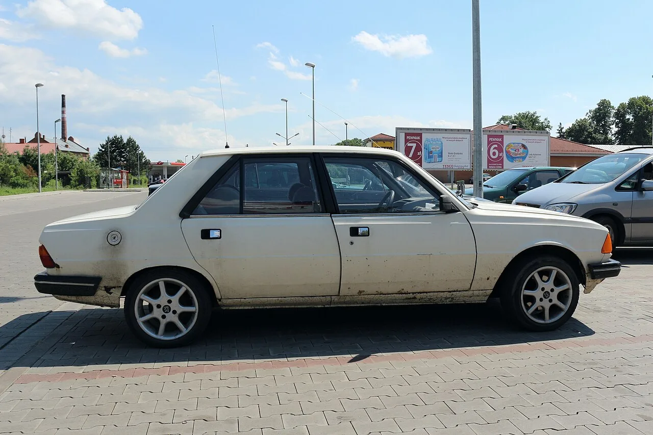 Peugeot 305, side