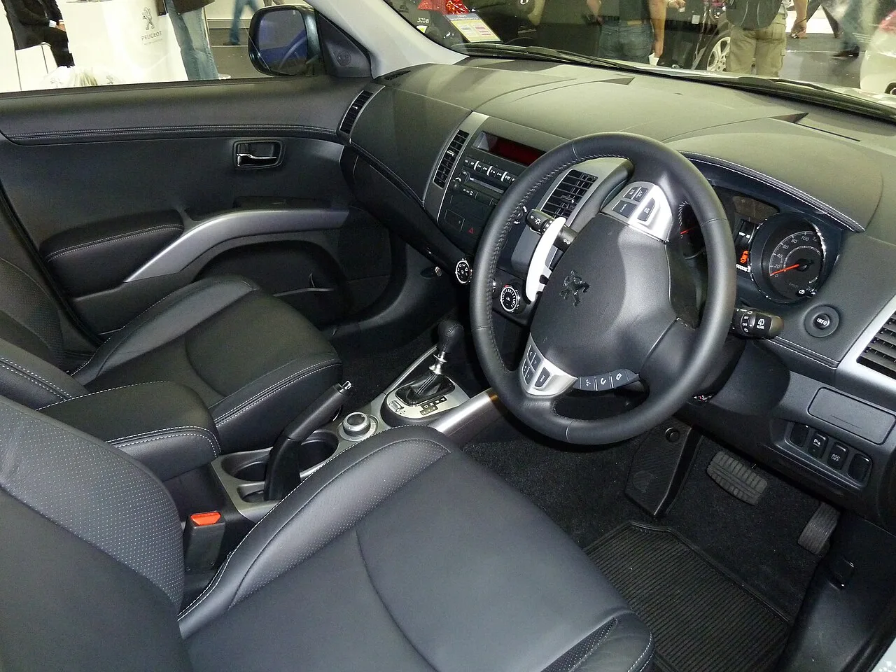 Peugeot 4007, interior