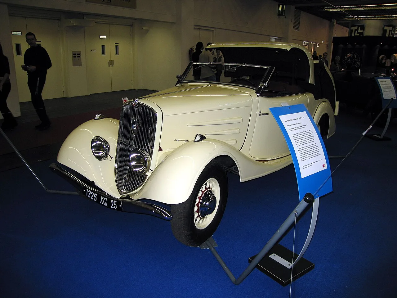Peugeot 401, rear