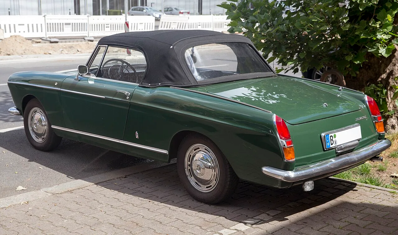 Peugeot 404, rear