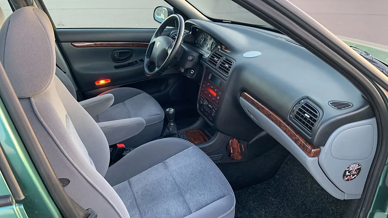 Peugeot 406, interior