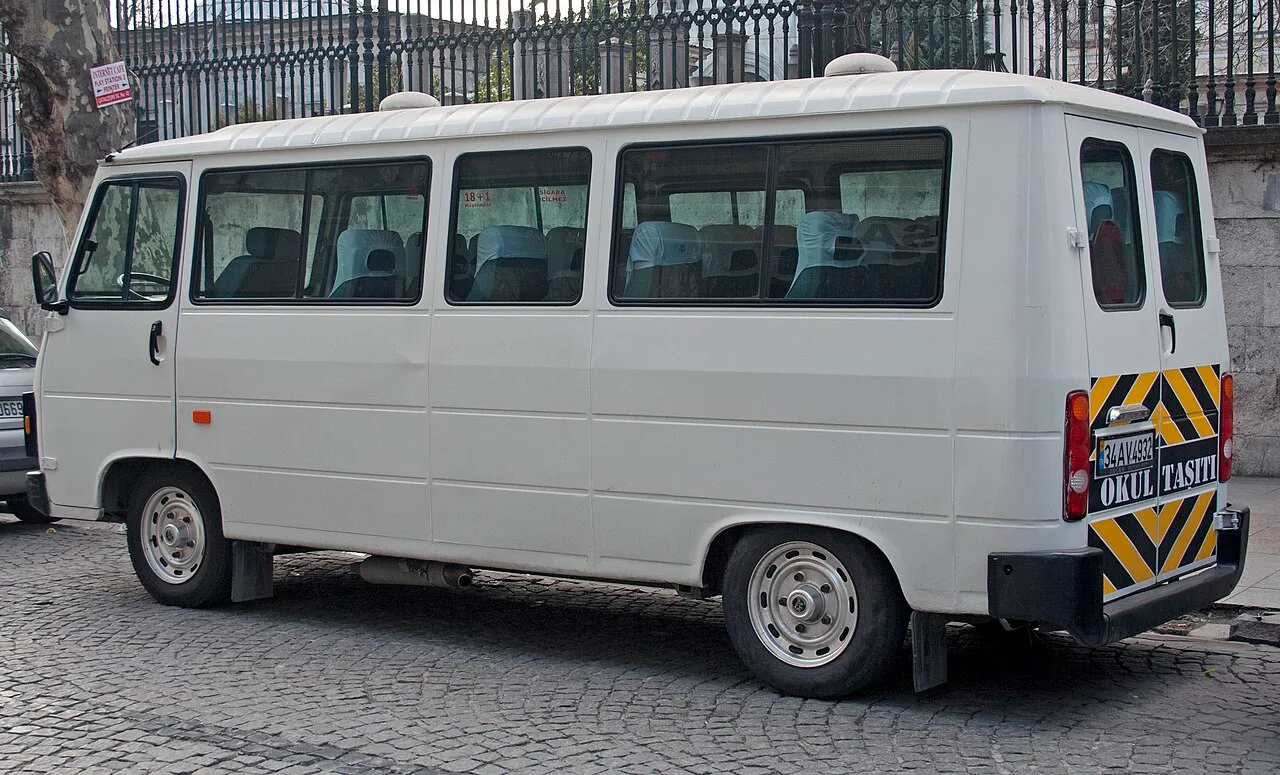 Peugeot J9, rear