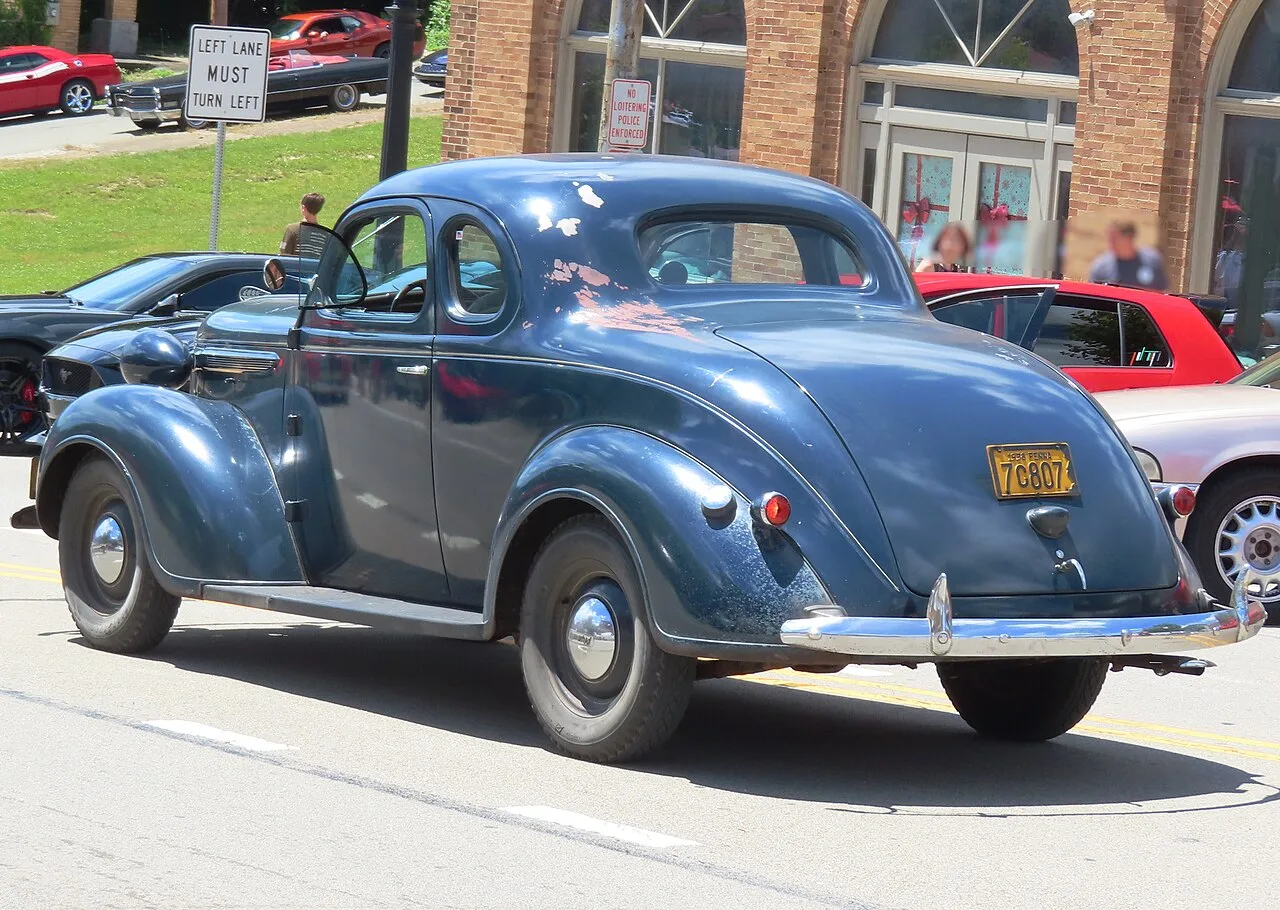 Plymouth De Luxe, rear