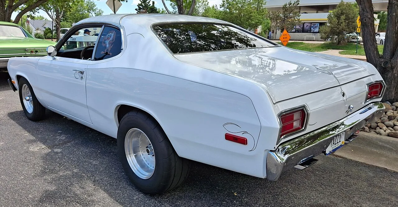 Plymouth Duster, side