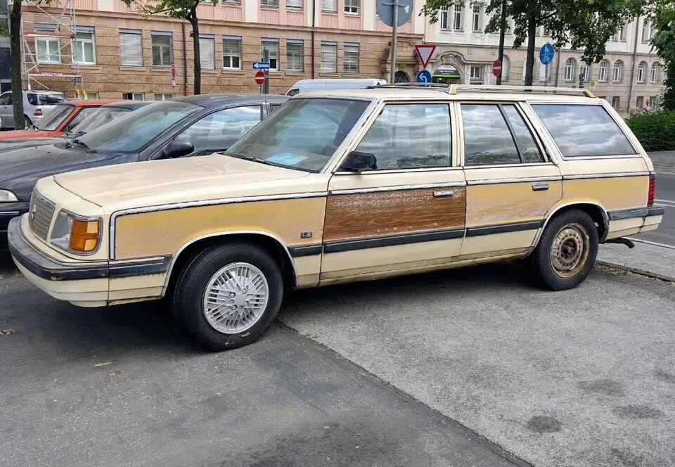 Plymouth Reliant, side
