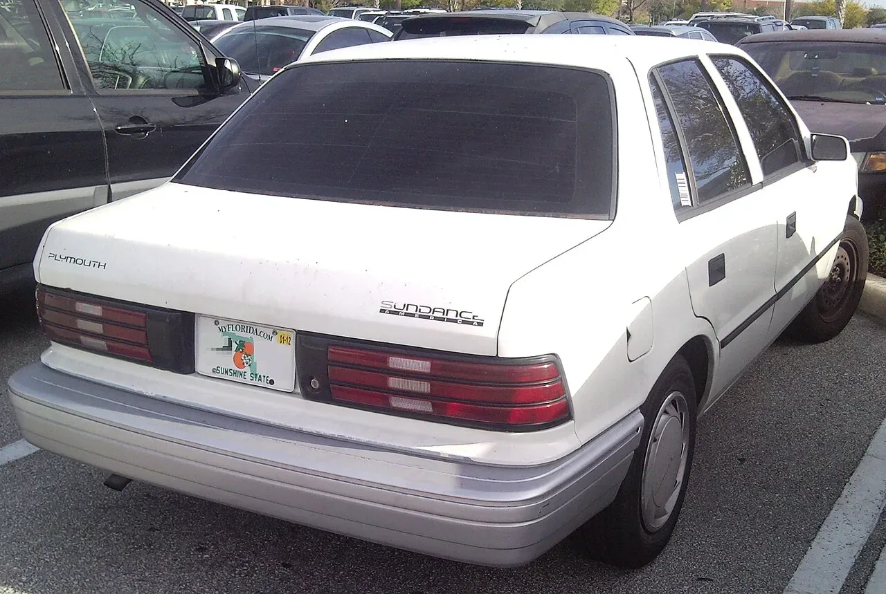 Plymouth Sundance, rear