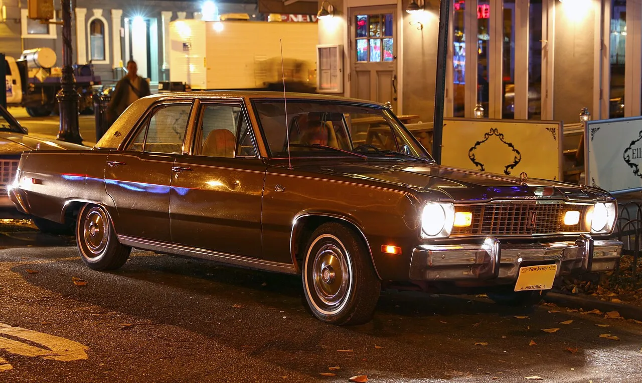 Plymouth Valiant, side
