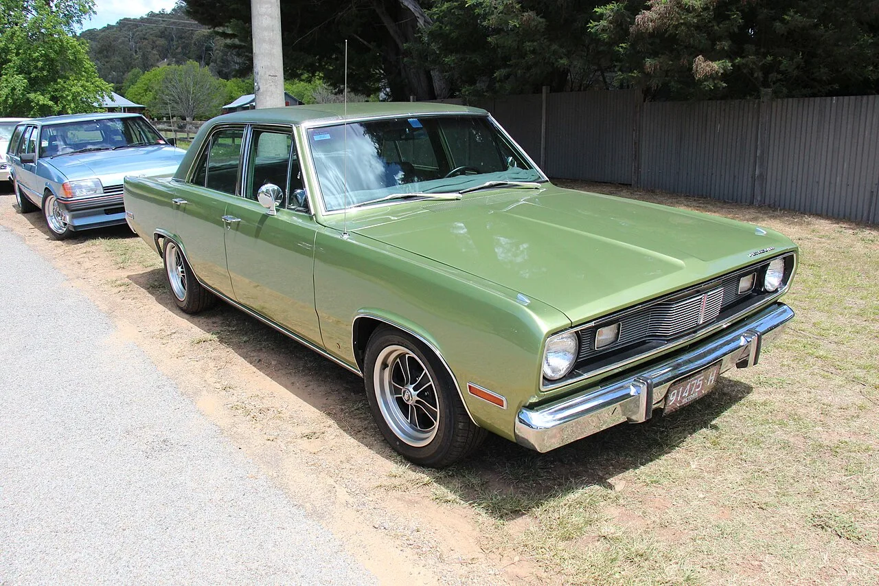 Plymouth Valiant, side