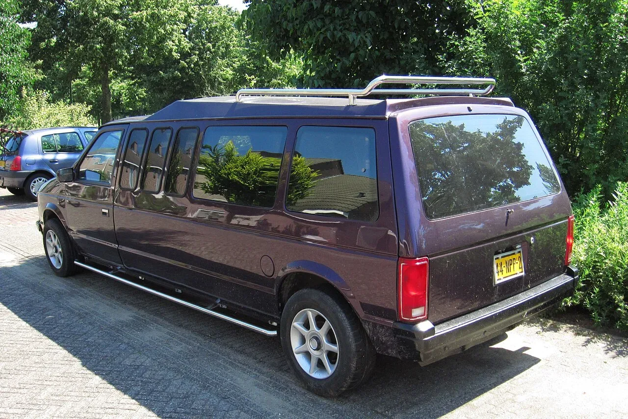 Plymouth Voyager, rear