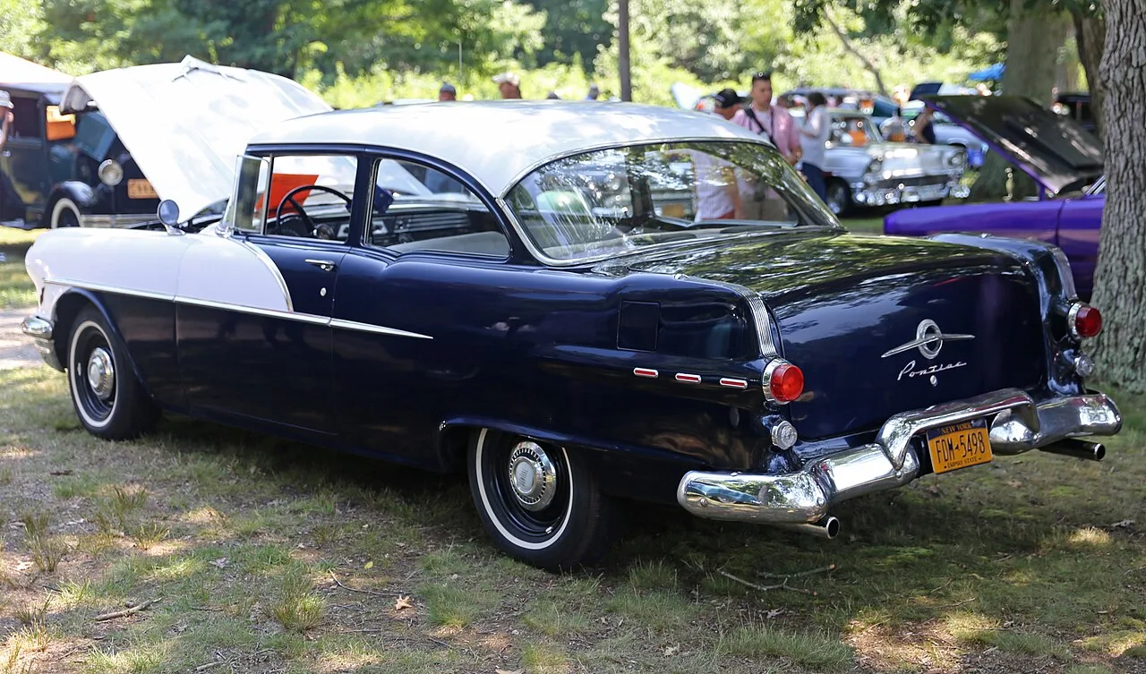 Pontiac Chieftain, rear