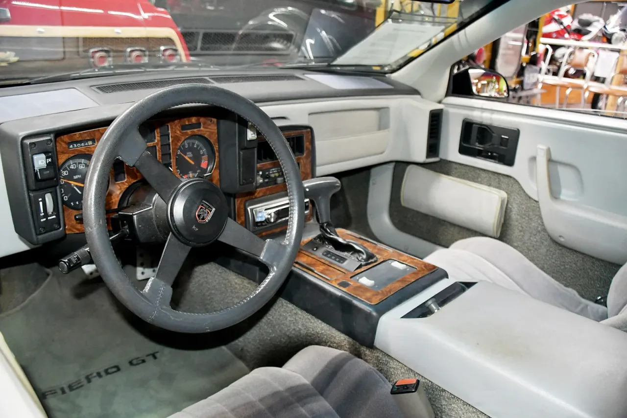 Pontiac Fiero, interior