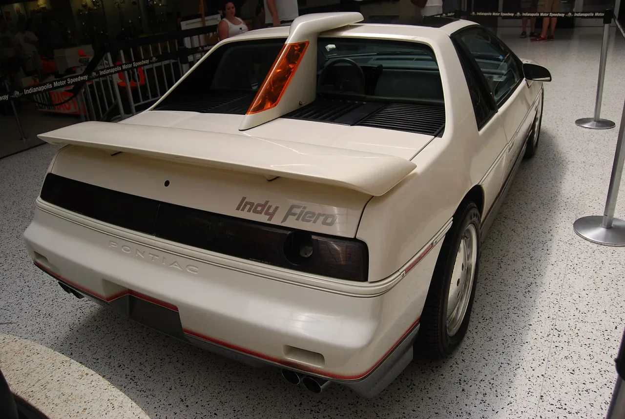 Pontiac Fiero, side