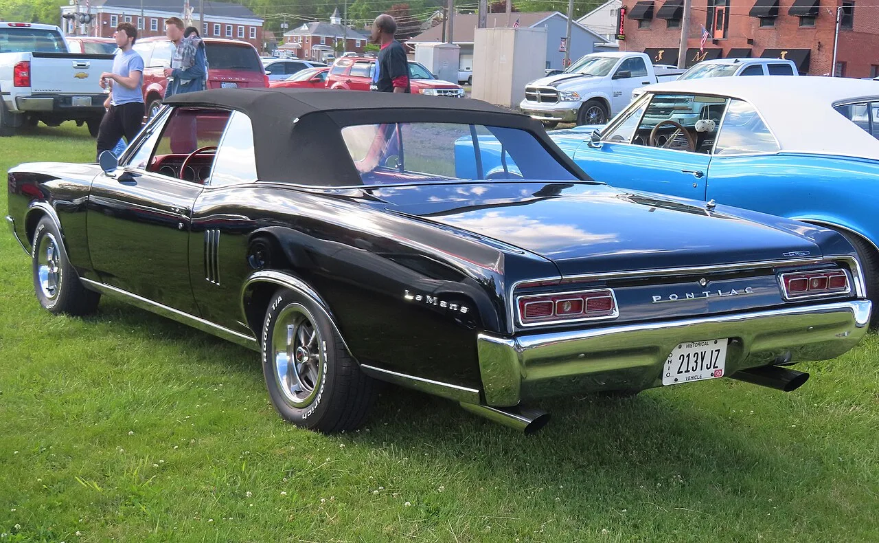 Pontiac Lemans, rear