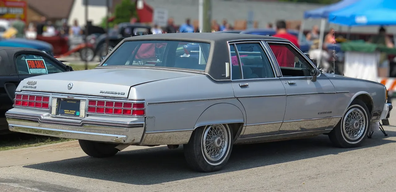 Pontiac Parisienne, rear
