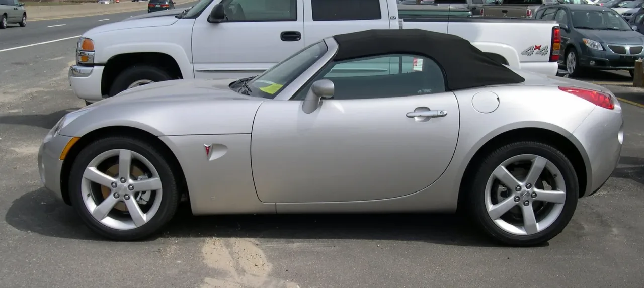 Pontiac Solstice, side