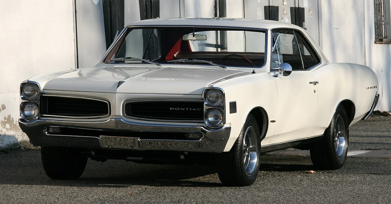 Pontiac Tempest, side