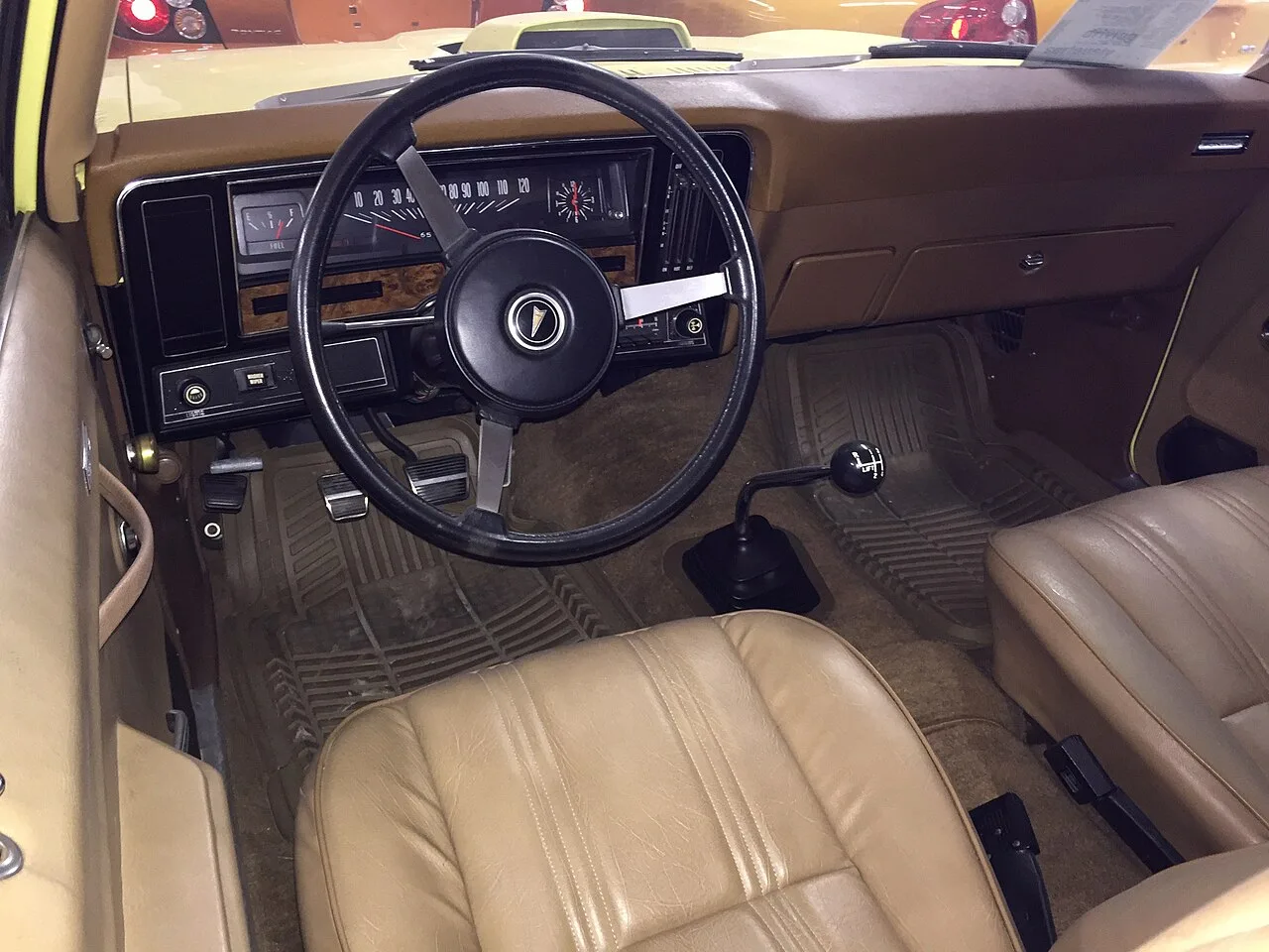 Pontiac Ventura, side